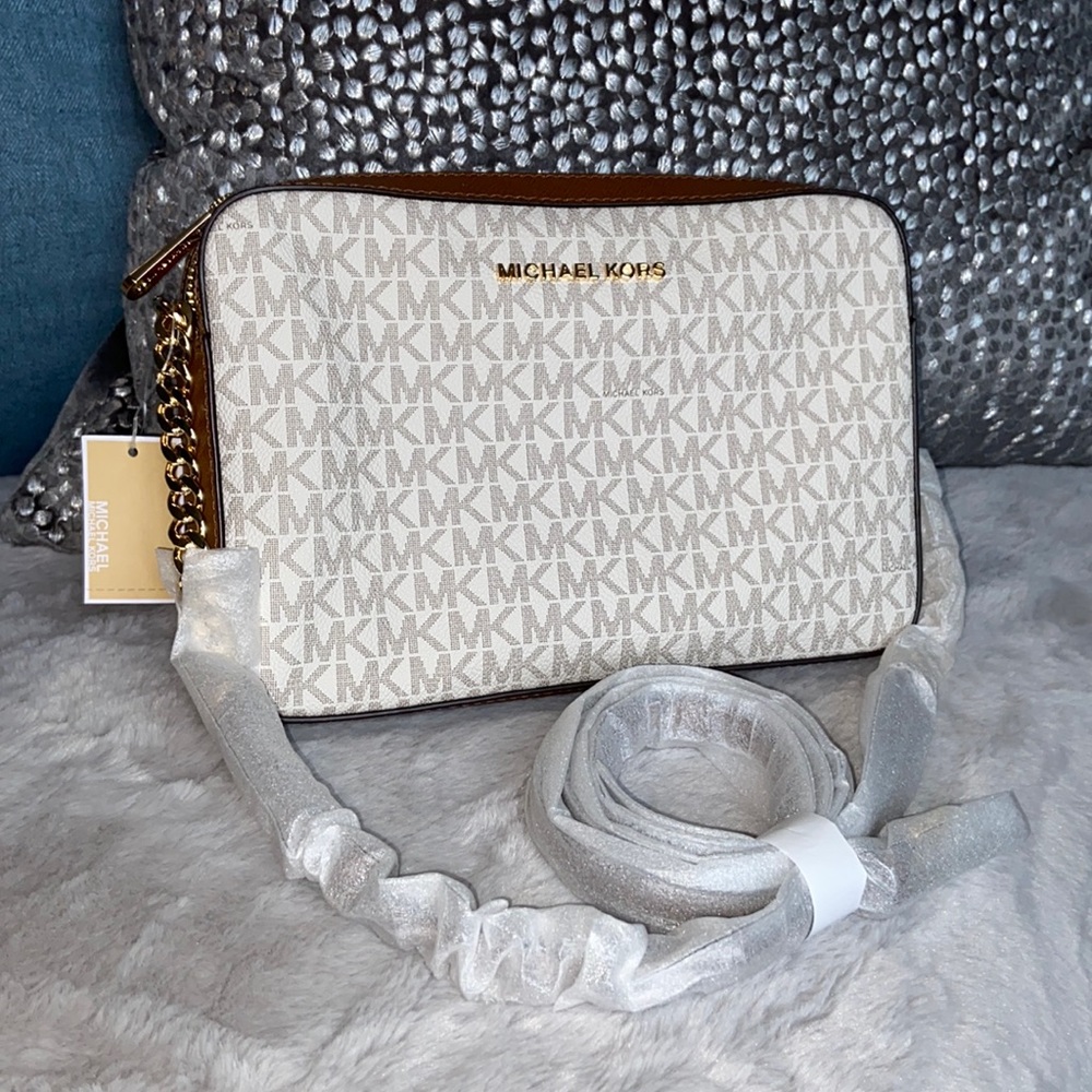Authentic MK JET SET CROSS BODY GOLD CHAIN & LEATHER STRAP
LARGE 
COLOR VANILLA
